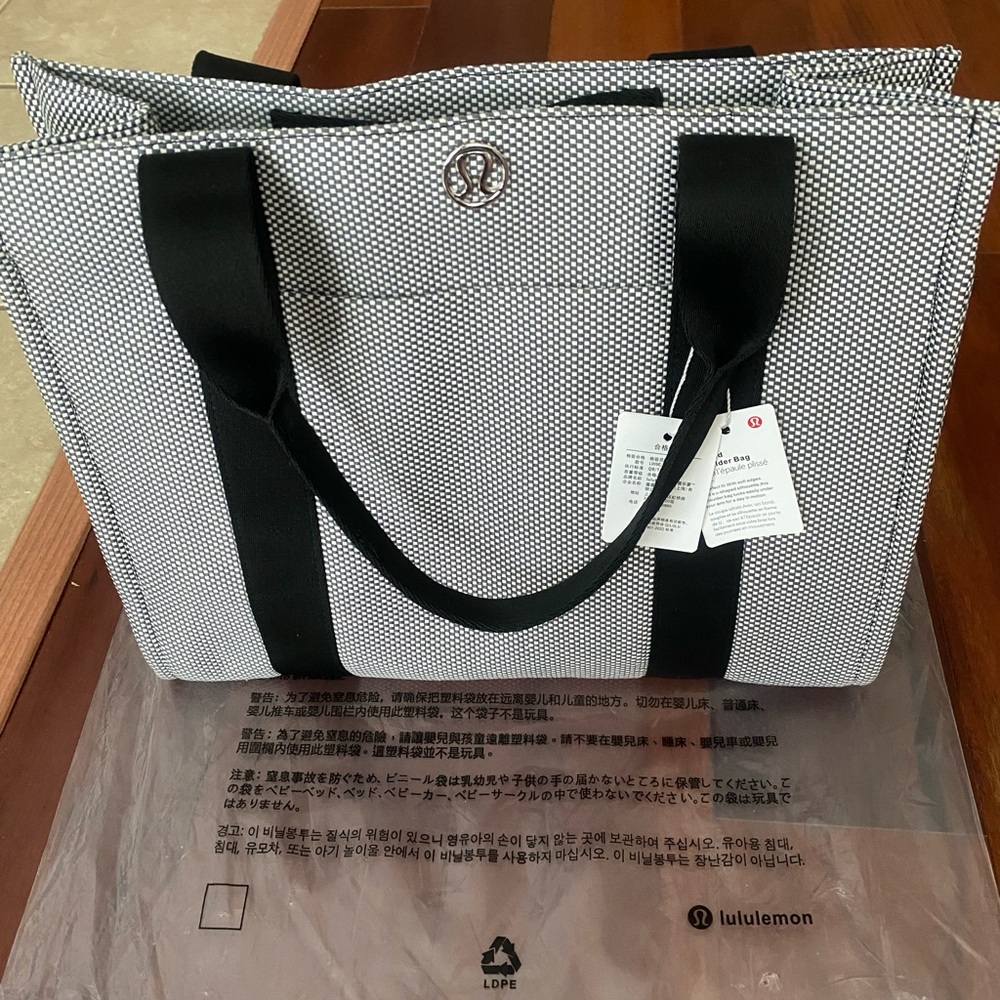 lululemon athletica Monochrome Women's CanvasTote Bag. 10L . NWT. Quality.